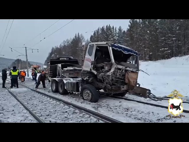 Большегруз столкнулся с локомотивом на переезде в Усть-Кутском районе