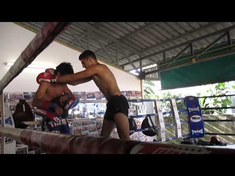 Teaching Clinching at Jun Muay Thai 12 02 14 www.junmuaythai