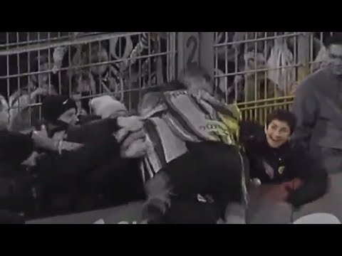 Nuri Sahin bejubelt als BVB-Balljunge das Tor von Jan Koller