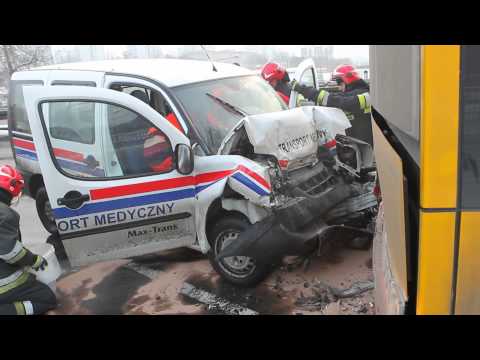 Wypadek karetki z autobusem nad trasą Armii Krajowej w dniu 11.12.2012