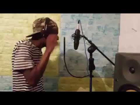 muzo aka Alphonso on Dj mzenga man beat in 2019 studio session 🔥🔥🔥🔥