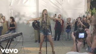 Shakira - &quot;Toneladas&quot; &amp; &quot;Me Enamore&quot; (Live at a surprise performance in Miami) [FULL]