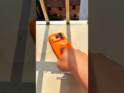 O celular esquentou no sol, mas voltou a funcionar depois de entrar na água! 😂💦📱