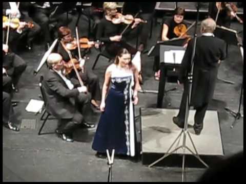 Lucie Silkenova as Lucia di Lammermoor (Regnava nel silenzio)