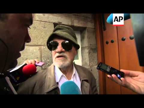 Nobel laureate Gabriel Garcia Marquez dies, media gathered outside his home