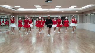 Rockin&#39; Around The Christmas Tree Line Dance (Beginner Level)