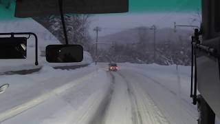 preview picture of video '雪道峠超・北海道のドライバーはスイスイ走る！'