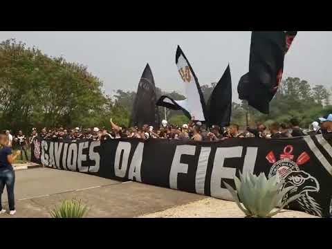 Gavies da Fiel faz protesto no CT Joaquim Grava e pede raa ao Corinthians