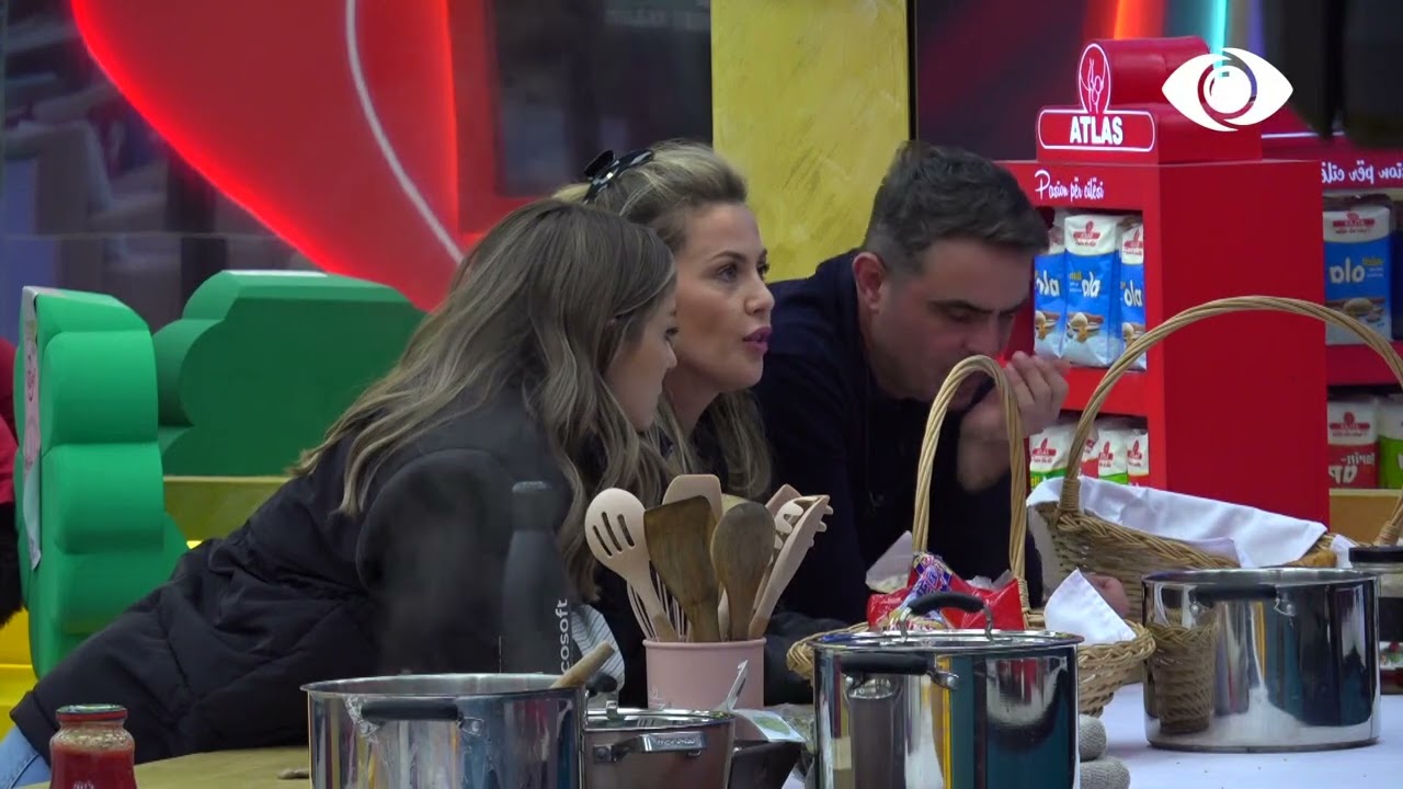 Ke dyshim që unë manipuloj/Banorët bisedojnë në kuzhinë