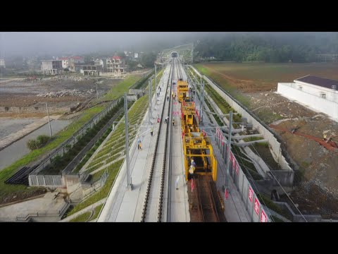 China's 1st smart ballastless track-laying machine put into use