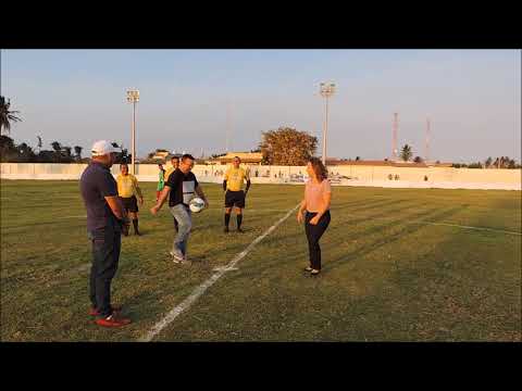 Prefeito de Grossos faz embaixadinha na abertura do campeonato.