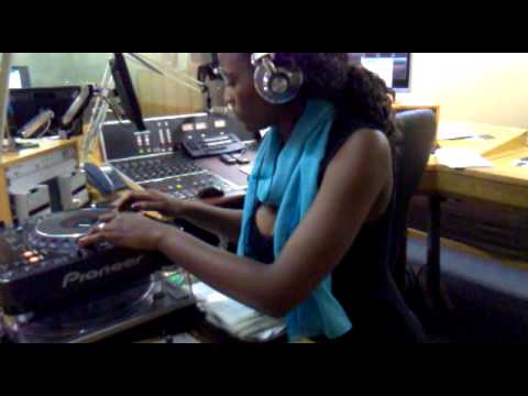 DJ WARONA-(FEMALE DJ)@ Motsweding FM-Mixing- Kalawa Jazmee professor-Ex
