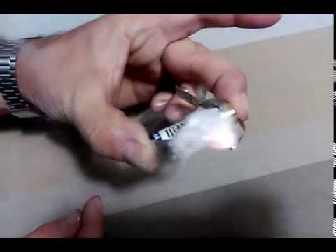 Como hacer fuego con una pila de 1,5 vol. How to make fire with a battery 1.5 vol.