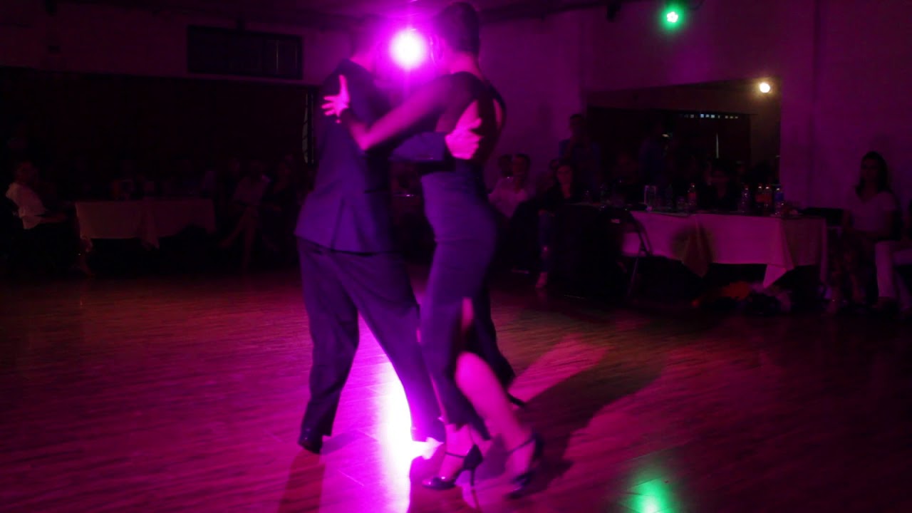 Dos Orillas Práctica de Tango. Bailan Aluminé Deluchi & Ariel Almiron. 6/10/2017 (1/4)
