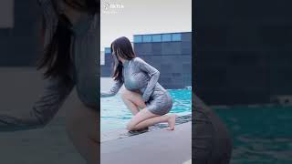 プールの監視員がいつもと様子が違う　#shorts  #pool #fyp