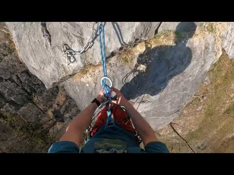 Lastwechsel von Standschlinge auf Abseilachter mit Prusikschlinge an Beinschlaufe des Klettergurts