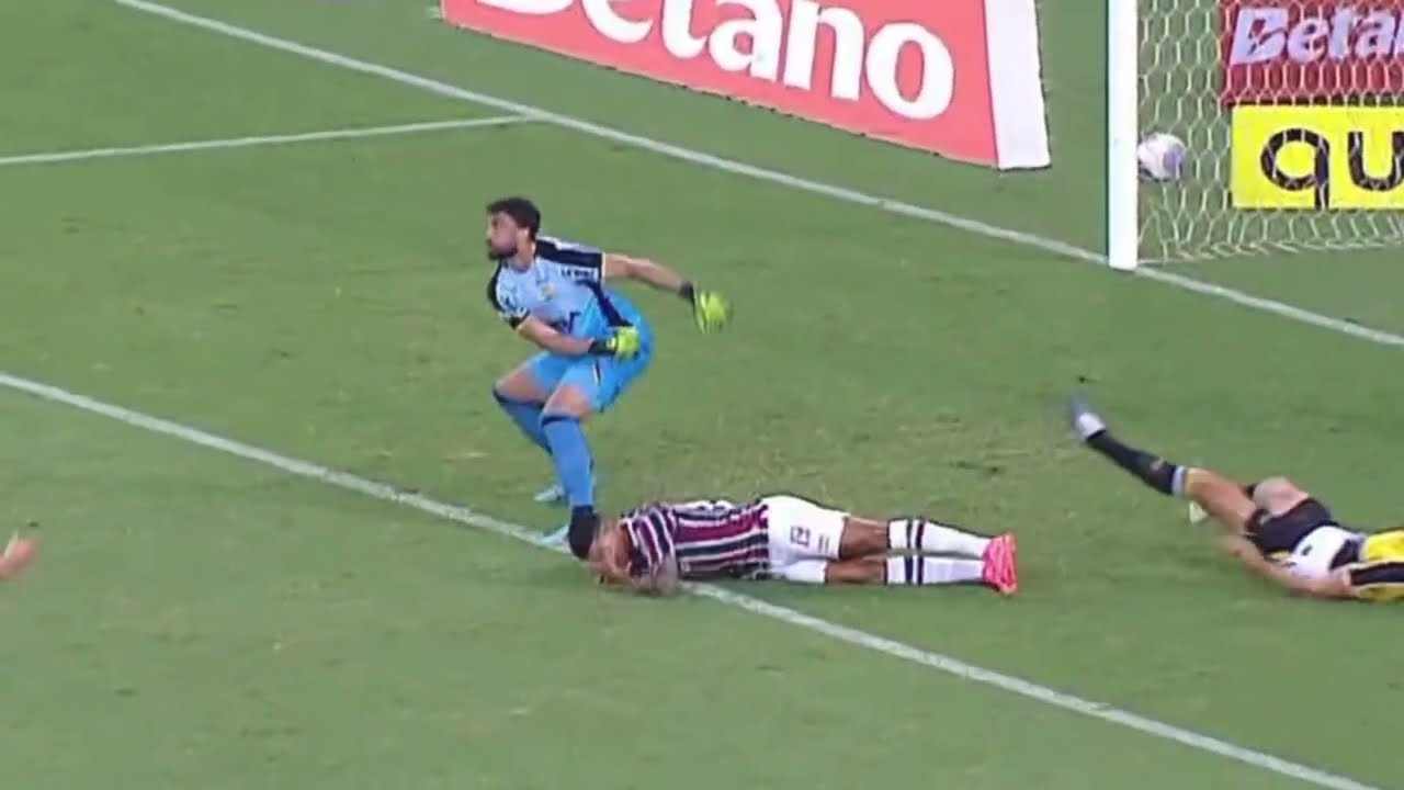 O VAR SÓ FUNCIONA QUANDO QUER FLUZÃ0 FOI GARFADO ABSURDAMENTE ! ESTA TUDO CONSPIRANDO CONTRA