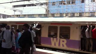 preview picture of video 'This is Mumbai train traffic (Andheri Station)'