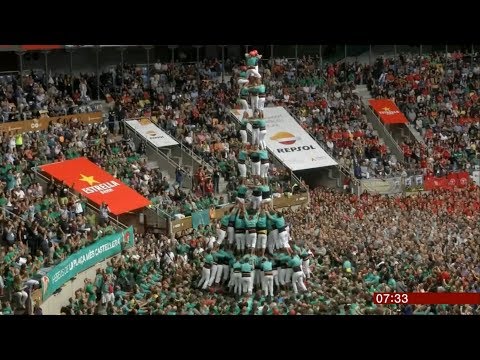 Human tower competition in Tarragona (Spain) - BBC News - 8th October 2018