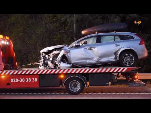 Bil och lastbil i olycka