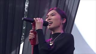 Download lagu Isyana Sarasvati - Tetap Dalam Jiwa (Live at PLAYLIST LIVE FESTIVAL 2019) mp3