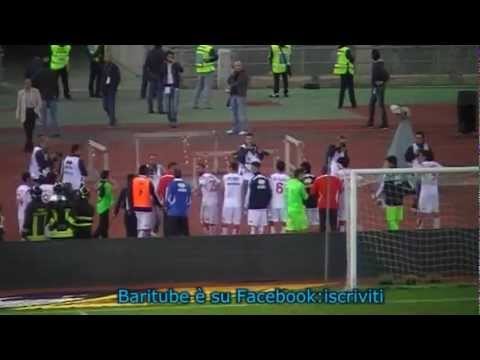 Bari - Gubbio 3-0 Giro di campo finale e lancio magliette dei galletti.mpg