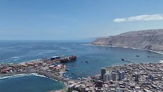 海、街、砂漠、ドラゴン山 - イキケの風景