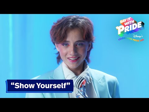 茹比-伍德表演 "展示自己"｜用驕傲說出來。迪士尼+慶祝驕傲365 | 迪士尼+ (Rueby Wood Performs “Show Yourself”| Say It With PRIDE: Disney+ Celebrates Pride 365 | Disney+)