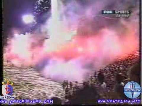 "LOS CRuZADOS - SALIDA UC vs boca - COPA SuDAMERICANA - 2005" Barra: Los Cruzados • Club: Universidad Católica