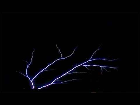 St. Elmo's Fire on a B777 cockpit window.