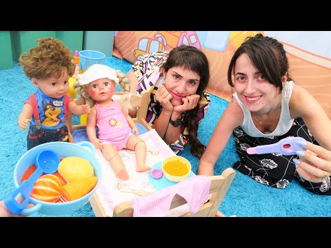 Çocuk videoları. Ali Mert ateşlenen Mira için mercimek çorbası yapıyor. Bebek bakma oyunu