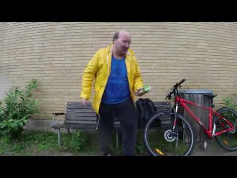 MongoTV_3630 - DEL 4 - SIDDER PÅ EN BÆNK ALENE FREDAG AFTEN I REGNVEJ OG SPISER SKUMBANAN IS