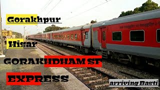 preview picture of video 'Gorakhdham ex with royal LHB coach is arriving at Basti junction pe'