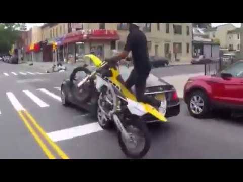 video drole   Un jeune fou fait du rodeao moto en pleine ville