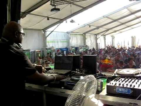 CARL COX plays "Dorroo - Array" @ Sunwaves 8 Mamaia - 14.08.10 (09 / 12)