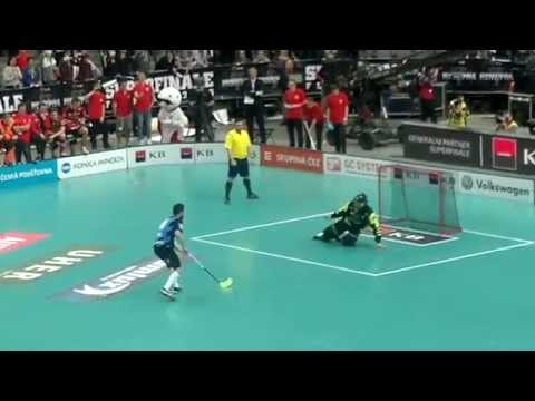 Superfinále florbalu 2015 - rozhodující nájezdy (M.Richter, J.Curney)