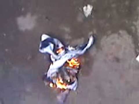 Claypole quemando la camiseta d los putos d Burgato