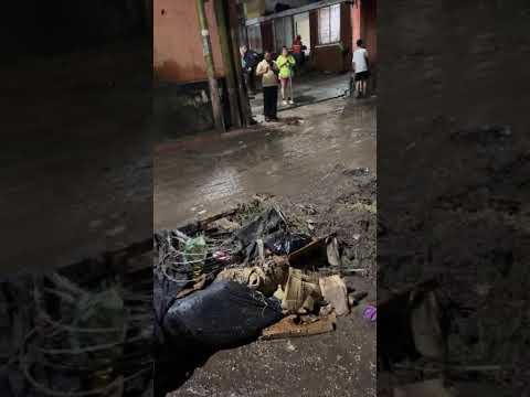 BOCA DEL MONTE VILLA CANALES SE INUNDA Y EL TRAFICO COLAPSA GUATEMALA