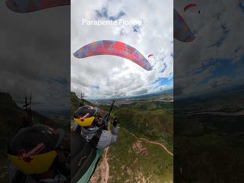 Voando de parapente em Governador Valadares, Minas Gerais.