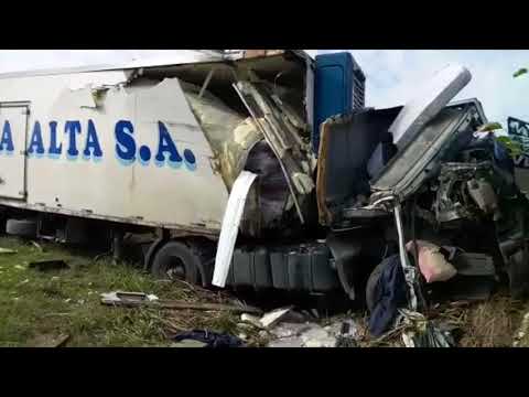 Un camionero se durmió y provocó un impresionante accidente