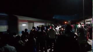preview picture of video 'मड़ियाहूं में भारी भीड़ गाज़ीपुर बांद्रा एक्सप्रेस के लिए / Ultimate Rush In GCT BDTS Express'