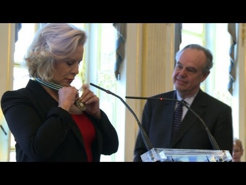 Sylvie Vartan faite Commandeur des Arts et Lettres