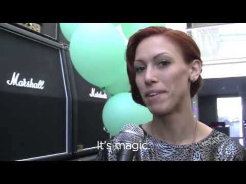 How does the dress of Aliona Moon (Moldova) work?