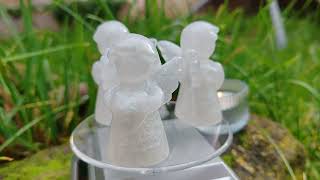 "Něžné Objetí Lásky" - něžně sněžný orgonitový anděl se srdcem v dlaních