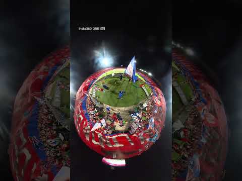 "LA BANDERA MÁS GRANDE DEL MUNDO  #futbol #Rexixtenxianorte #medellin #hinchada #hinchadas" Barra: Rexixtenxia Norte &bull; Club: Independiente Medellín