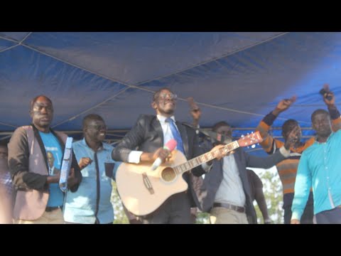 The crowd goes crazy when Emmanuel Eratu performed his classic songs at nomination rally