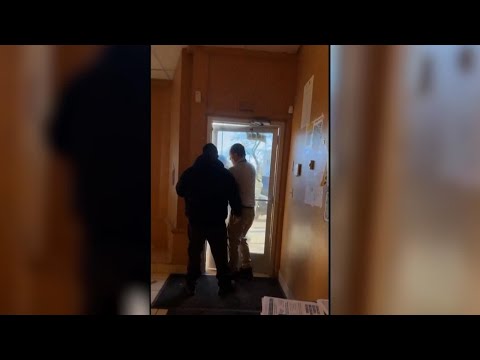 Gli agenti dell'ICE tentano di entrare nel consolato dell'ECUADOR: il funzionario li respinge