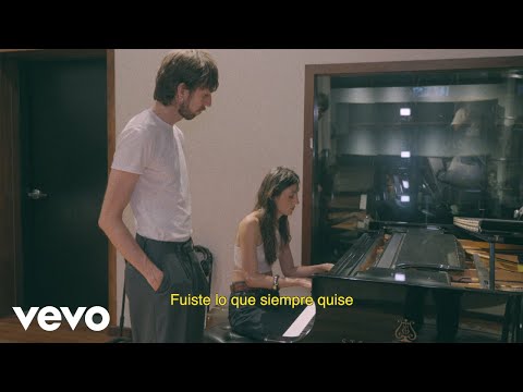Esteman, Daniela Spalla - Duele (Lyric Video)