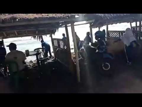 Bersih bersih di pantai