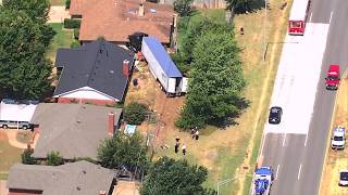 Download lagu Semi-truck crashes into northwest Oklahoma City home, cab left halfway inside mp3